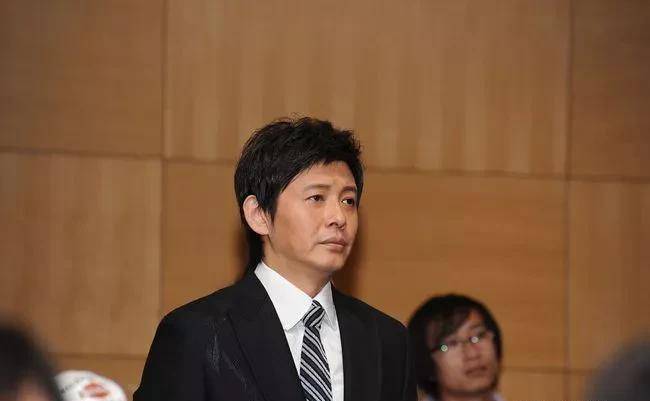 曾是电视名嘴,弃发妻,让董卿痴恋5年,现娶小20岁娇妻,他凭啥_王越