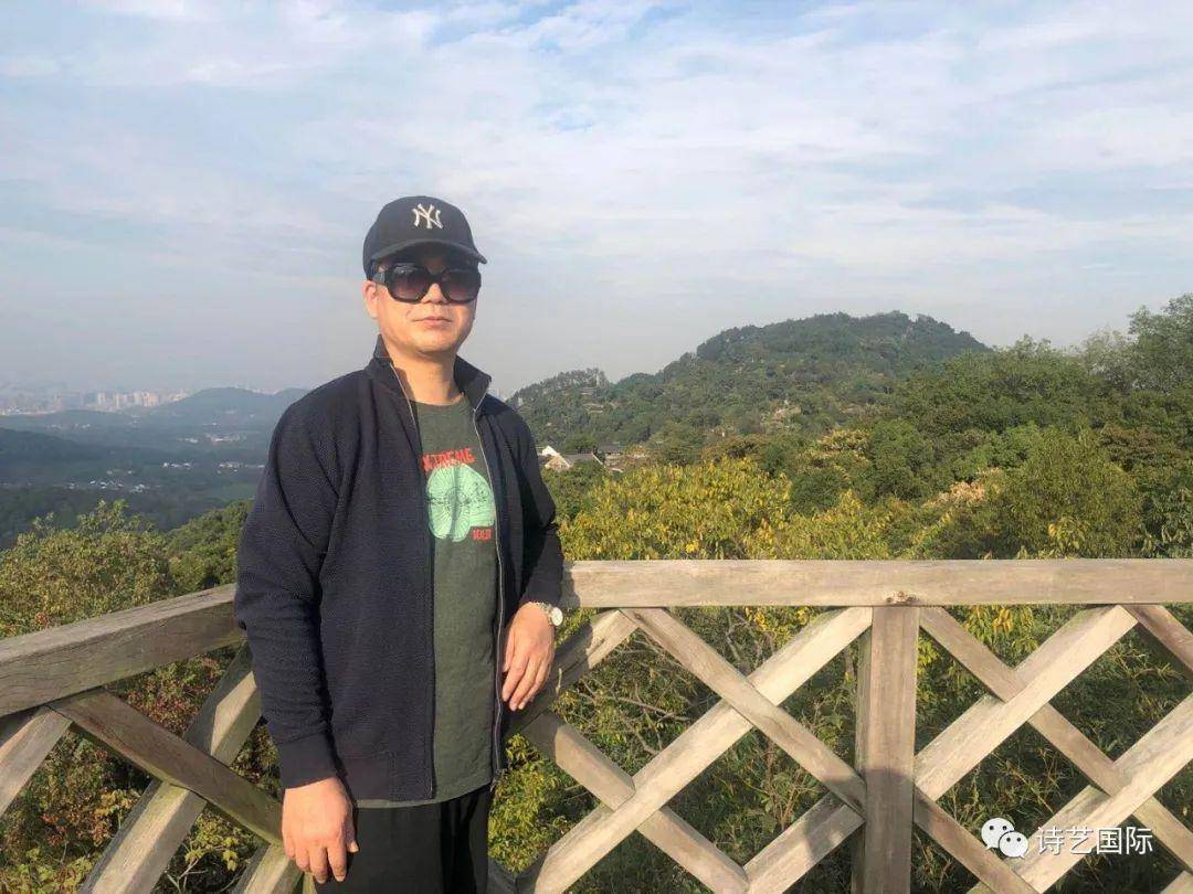 江苏盐城响水人,生物学学士,中药学硕士,副主任药师,药企高管,产业