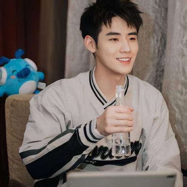 任豪与女子吃饭后一起上车离开,其"无脑"言论一览_微博_图片_截图