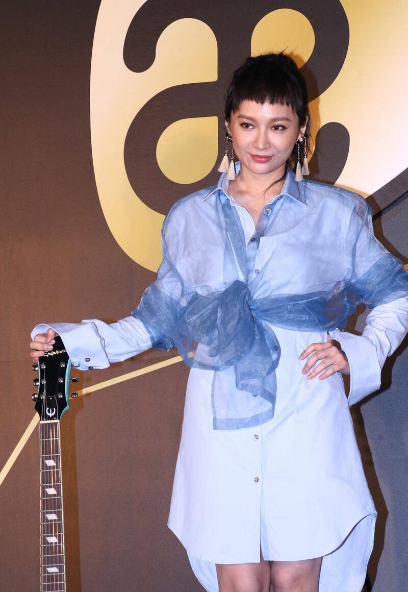 由詹雯婷担任主唱,陈建宁担任键盘手,阿沁担任吉他手 .