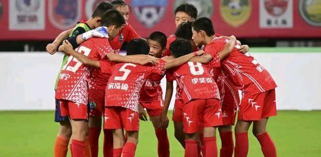 中国足球遭重创：国少队失利引发球迷批评