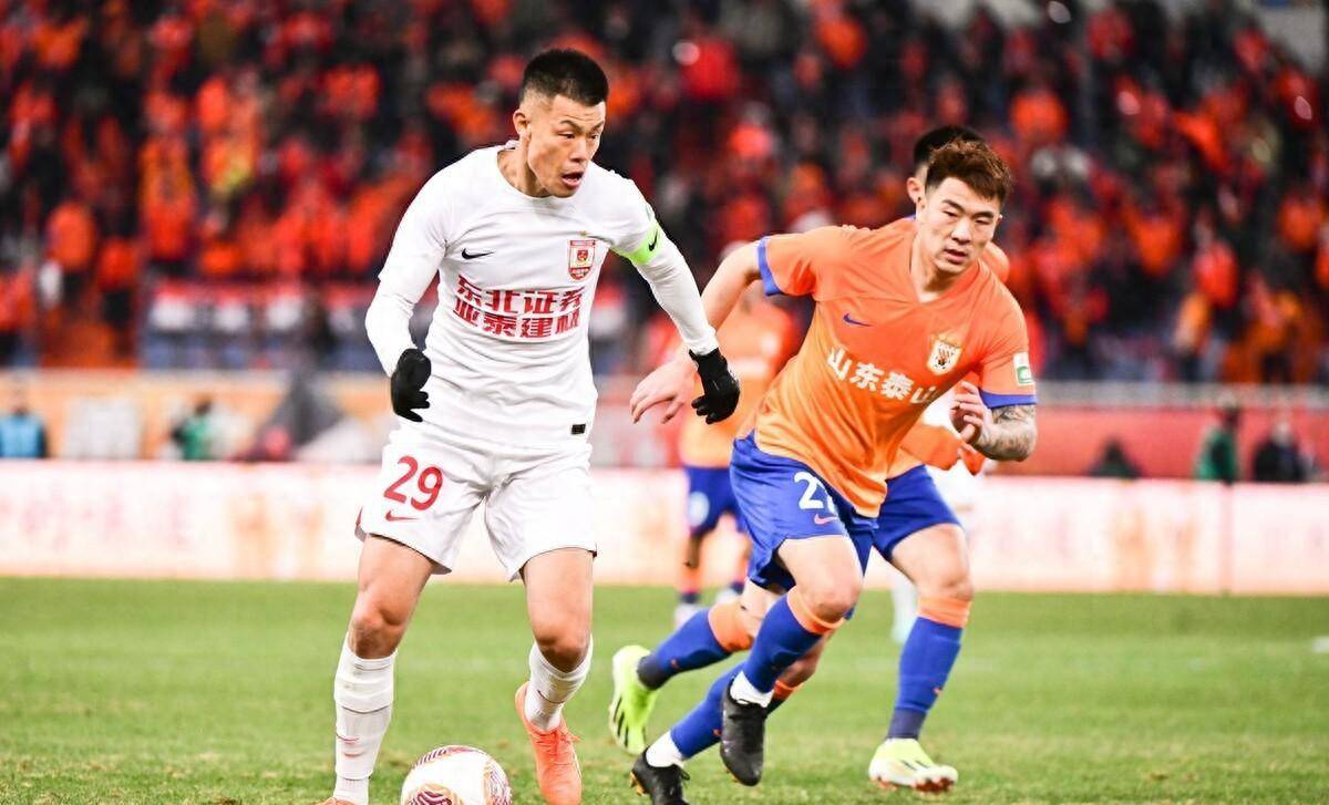 进球,帕托向禁区内传球被挡,克雷桑得球后调整,在禁区外抽射破门得分