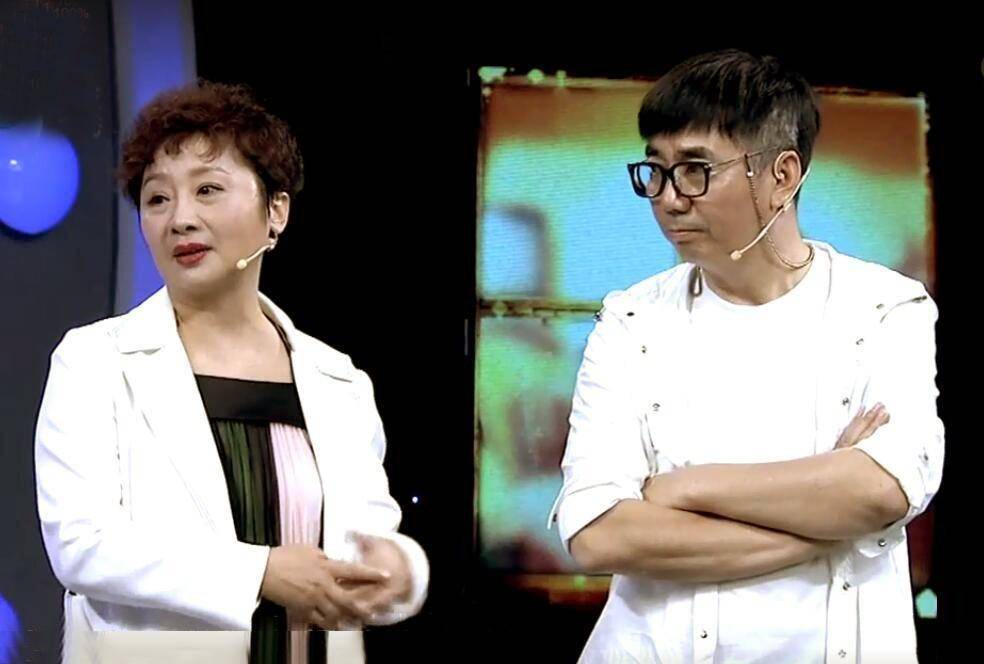 她的好朋友闫妮经常去看她,两人一起谈心,范明也时常带着自己的老婆去