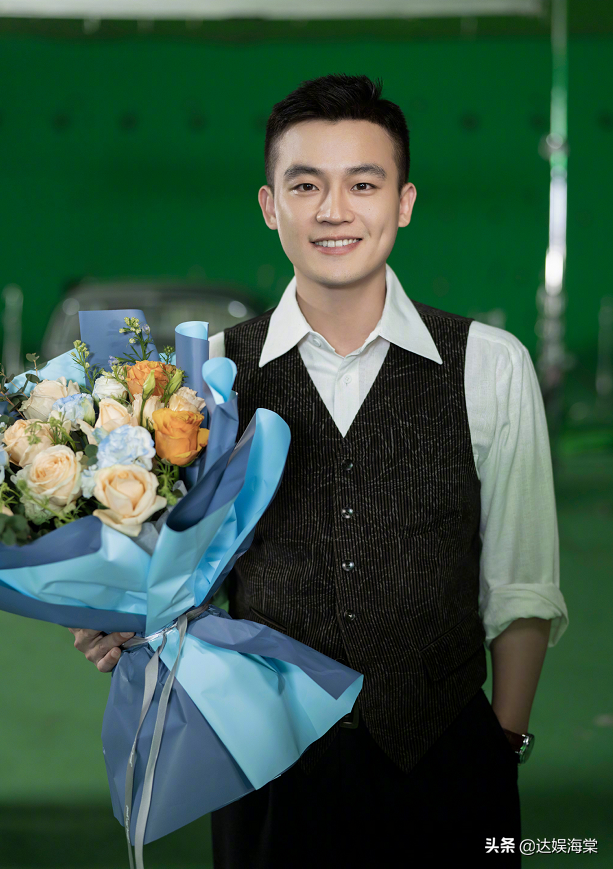 与女子街头搂抱被拍后,欧豪主动辟谣新恋情,称只是友人聚会而已_发展