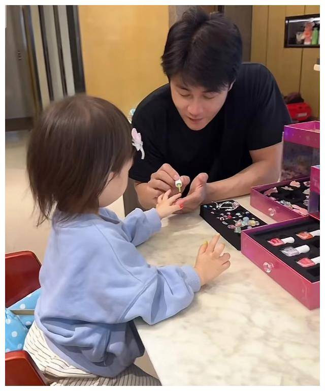 杜淳为女儿打扮 像妈妈一样漂亮,小蛋饺露出可爱笑容._家庭_王灿_时尚