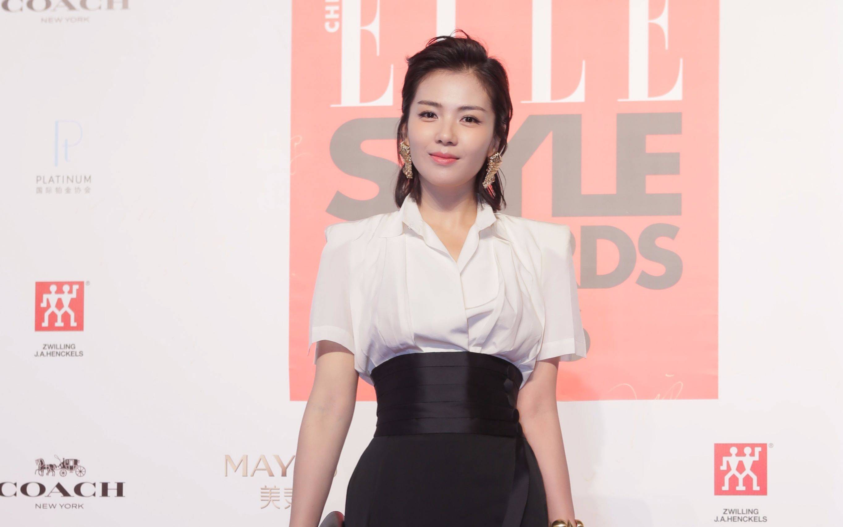 原创刘涛被王自健当众公主抱谁重点意到他手部动作细节见人品