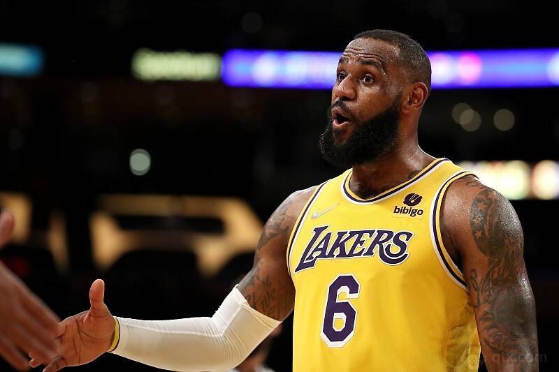 作为nba历史最伟大的球星之一,湖人球员勒布朗·詹姆斯的职业生涯不仅