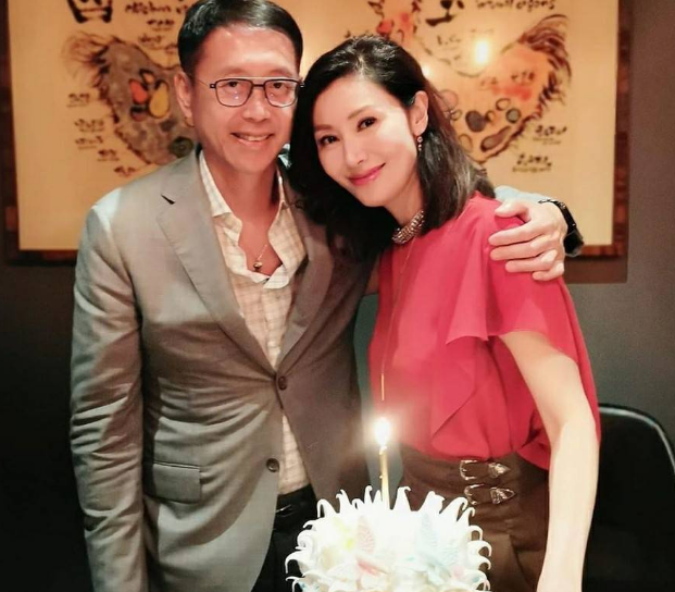 原创54岁李嘉欣62岁许晋亨情人节滑雪秀恩爱冻够呛一身行头七位数