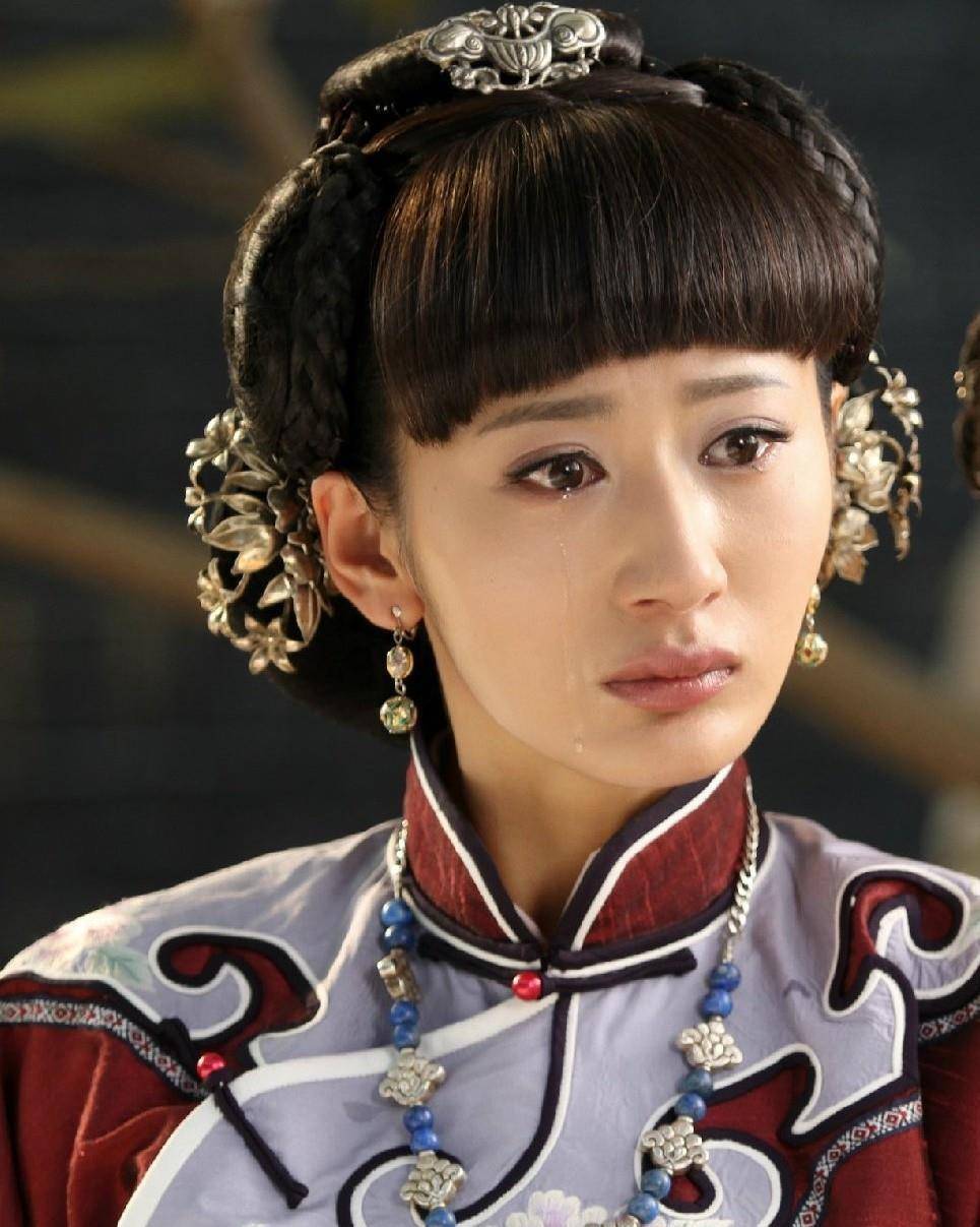 但是郭珍霓并没有受到面相的限制,即便在不少剧中出演反派人物,《母仪