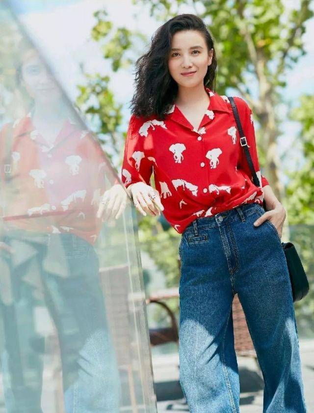 宋佳气场太强了,一袭干练西装亮相某活动,粉丝直呼最美小花!