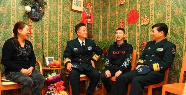 王伟牺牲后妻子拒绝改嫁儿子继承遗志考入军校妻子成为少校
