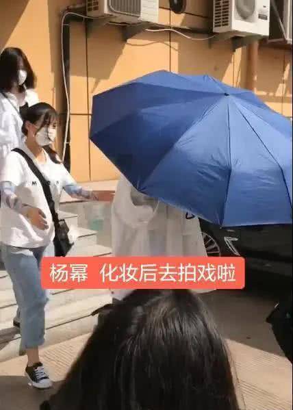 5月5号的时候,有网友在网上发了一个帖子,说杨幂在拍戏现场的时候,把