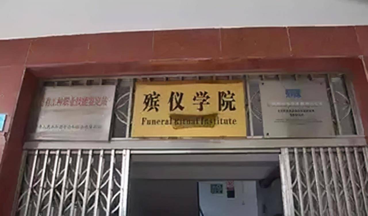 火葬场搬尸工:和死人打交道,工作不敢告诉别人,收入高薪?