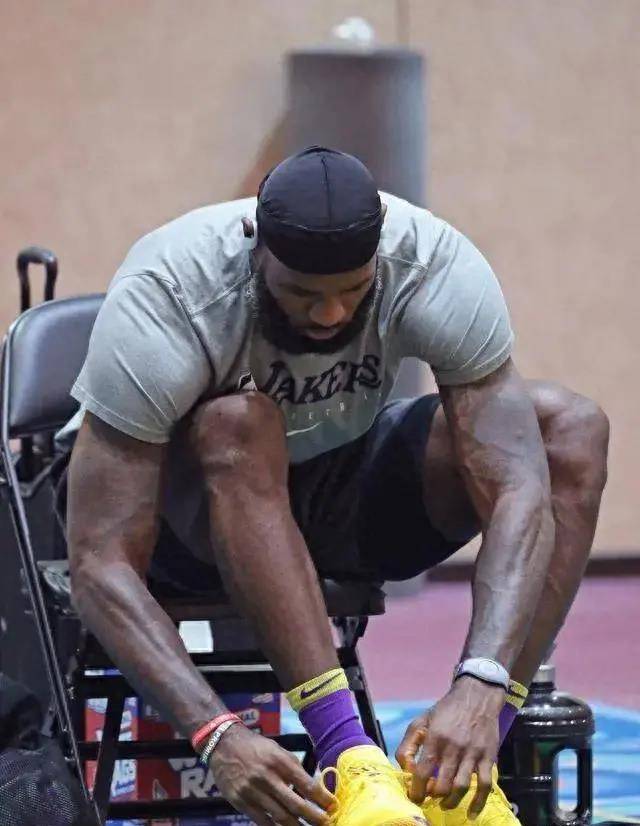 原创詹姆斯的天赋有多夸张大腿粗得像水桶弹跳球商均高得惊人