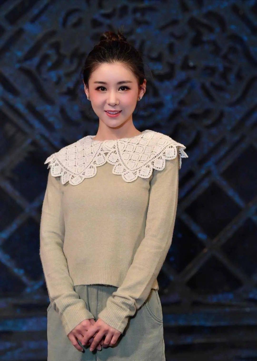 李小萌晒健身照,肚子上还是很多肥肉,但原装脸就是漂亮有气质!