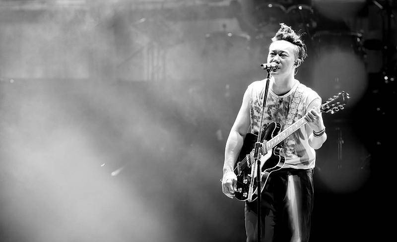 他出道24年,演唱会座无空席,林夕:如果香港有巨星,那一定是他_陈奕迅