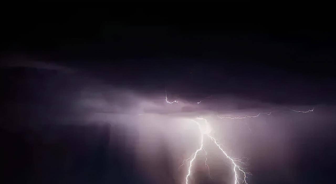 大蛇容易遭雷劈,民间传言:修炼成精在"渡劫",是真是假?