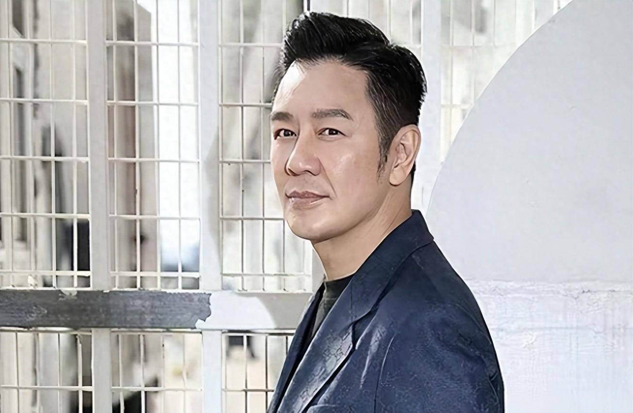 原创陈浩民难扛14万豪宅租金一家六口搬回香港老婆也出镜讨生活