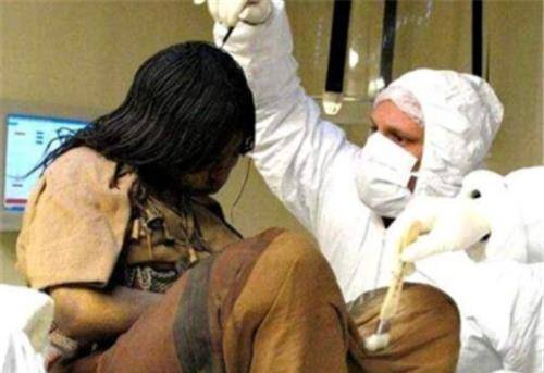 雪山挖出一具不腐女尸,盘腿而坐面容栩栩如生,尸检让人脊柱发凉_少女