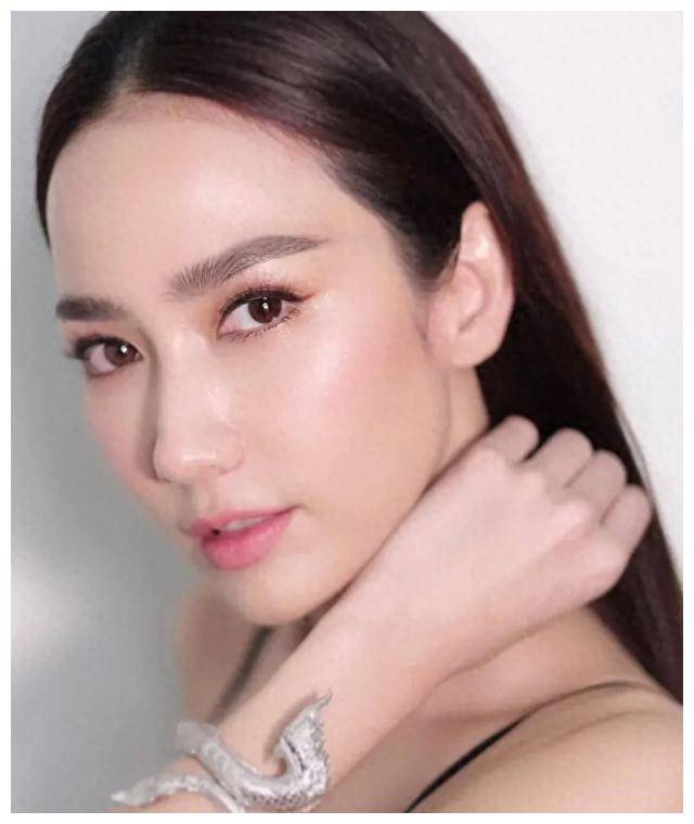 泰国娱乐界领军人物妩媚蛇形美女琶德容楚尽显风采