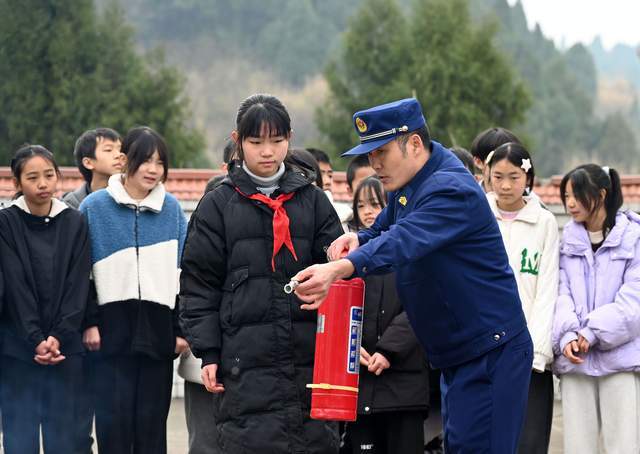 内江东兴区构筑校园安全防护墙