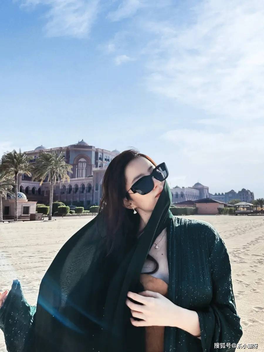 刘亦菲黄裙亮相海滩,美照曝光后网友直呼:女神太美!_照片_工作_自然