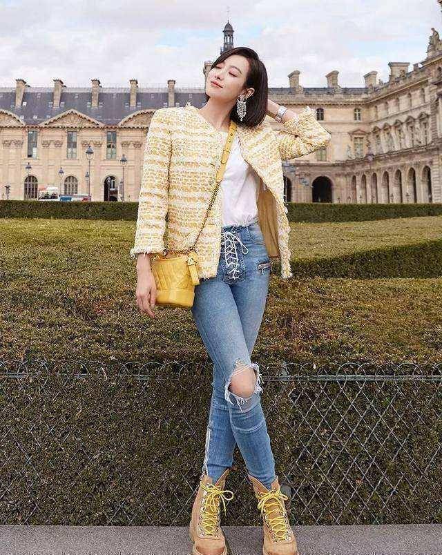 马丁靴为look增添了街头感,搭配破洞紧身牛仔裤,与香奈儿一贯的淑女风