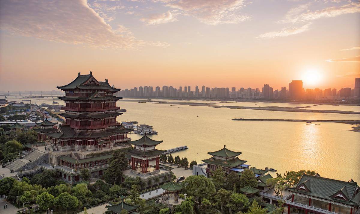 王勃《滕王阁》诗水平到底如何?和序言比真的差距那么大吗?