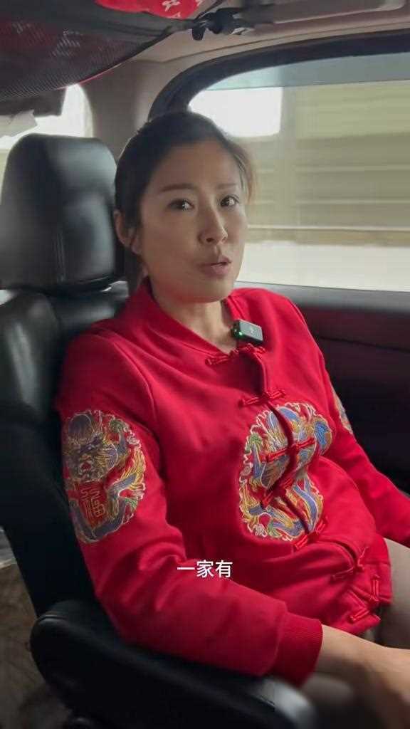 穿瑜伽裤出街下身勒痕明显,网友直呼好尴尬_周家蔚_生活_绯闻