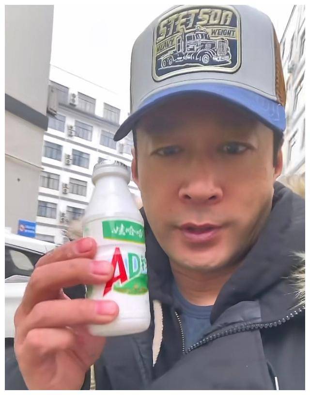 演员谭凯缅怀宗庆后,哽咽表情难过,喝娃哈哈ad钙奶._老先生_精神_声音