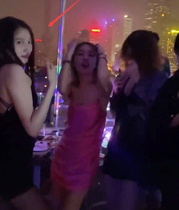 原创关晓彤生日派对穿紧身露背装与姐妹现场蹦迪手举香槟气氛热闹