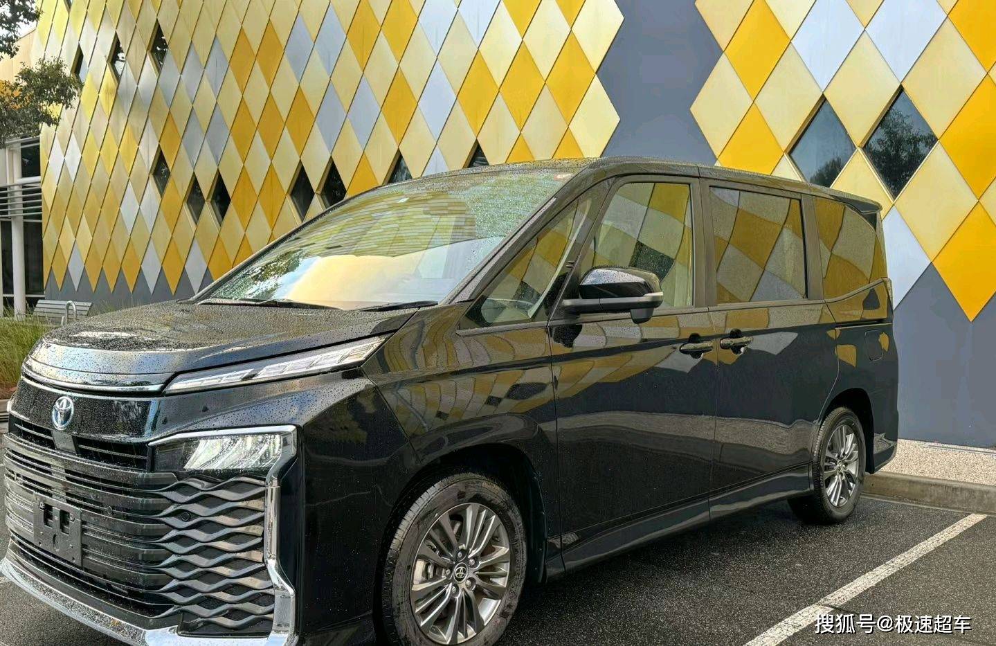 丰田voxy家用紧凑mpv亮相,实用大气_搜狐汽车_搜狐网