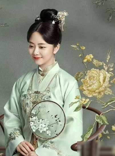 谭松韵新剧古装造型曝光,对比过去的角色才明白,什么叫古装的神_侯明