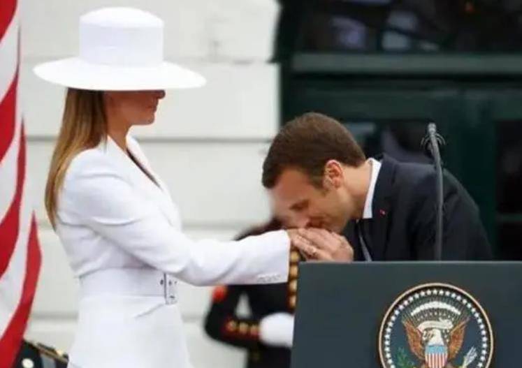 马克龙和拉脱维亚总理行吻面礼,真的热情,大24岁布丽吉特没随行_维卡