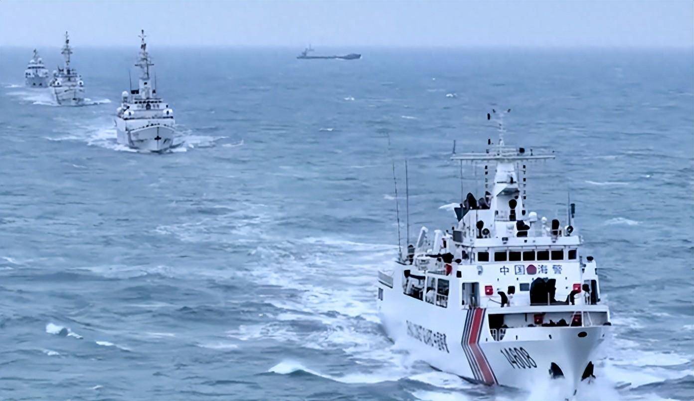 我海警舰艇编队巡航在厦金周边海域近期,中国海警2202舰和2203舰等4艘