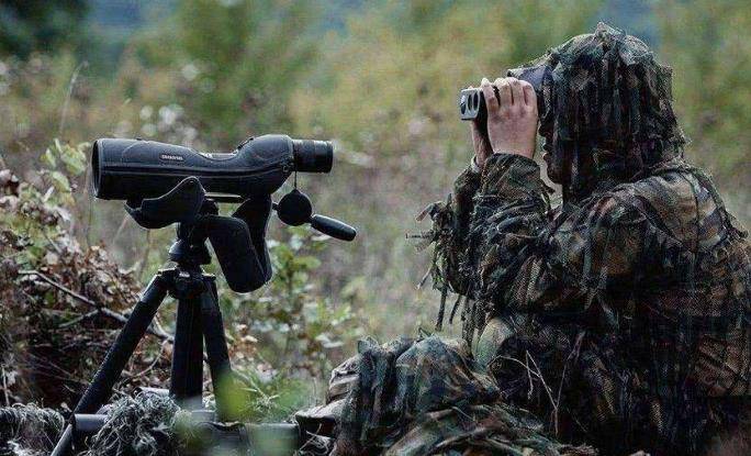 原创狙击手撤退时为什么宁愿丢枪也要拿走狙击镜不拿死得更早