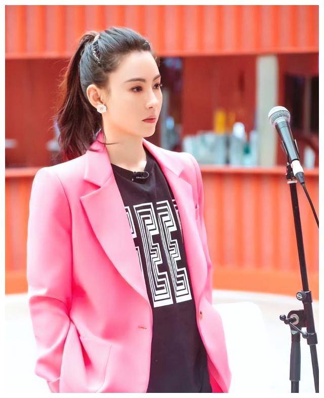 这是一个关于娱乐圈女神张柏芝的大新闻,她怀着第四胎,停工待产的消息