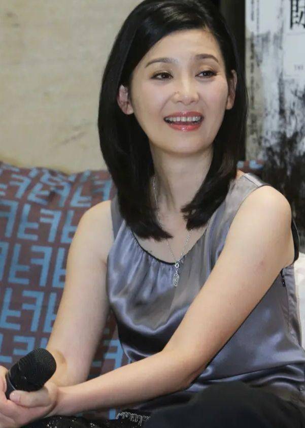 原创没有修图的徐帆气质端庄大气烂大街的条纹还穿出高级感