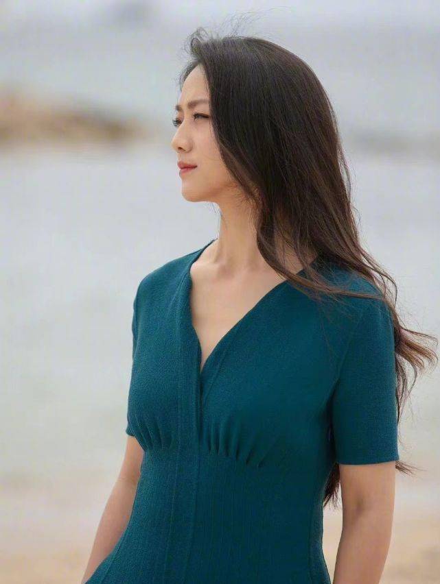 汤唯身材也太胖了!最新戛纳造型大翻车,穿针织裙拍写真好壮_面料_裙子