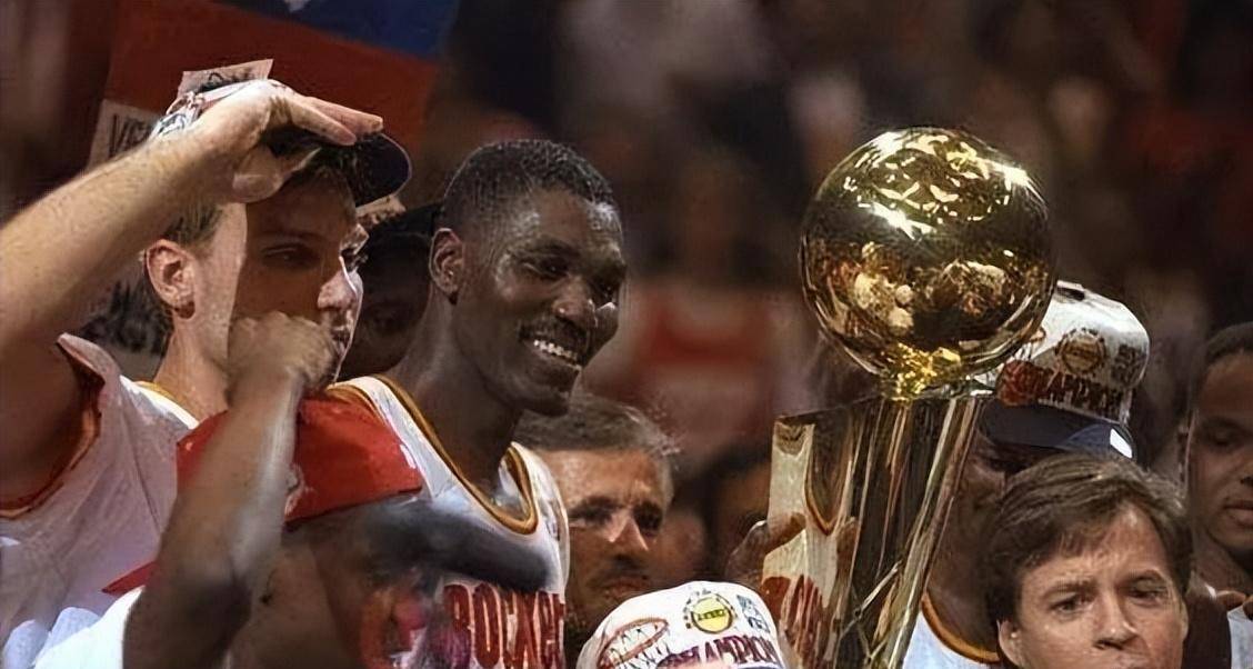 那个赛季的季后赛,奥拉朱旺如同无敌的存在,率领火箭队一路过关斩将