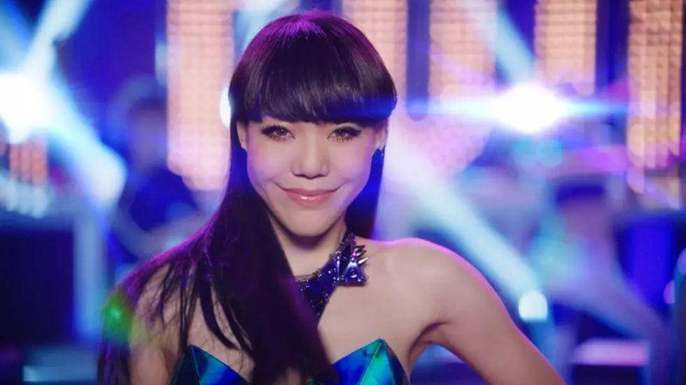 大嘴红唇,狰狞的面部表情,狂野张扬是她的特点,也是最后她口碑崩盘的