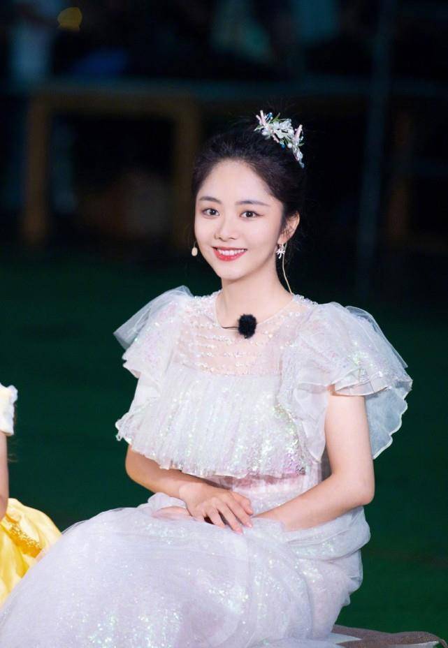 谭松韵不愧是迪士尼在逃公主,穿玻璃糖纸公主裙,笑容元气俏皮惹人爱