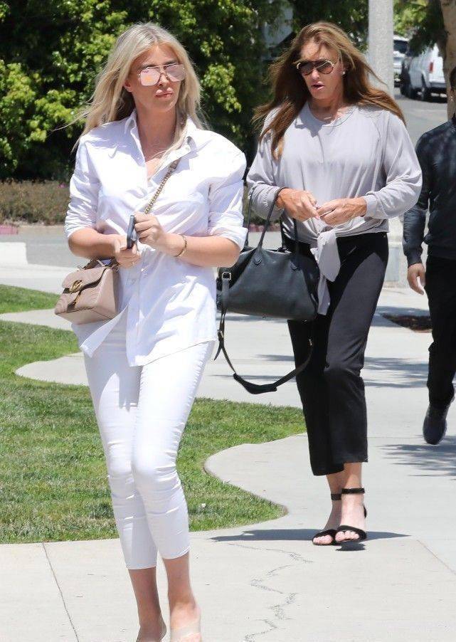 卡戴珊72岁变性爸爸亮相,骨骼变形青筋突兀,26岁女友香肠嘴抢镜_造型