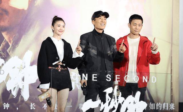 关晓彤身材壮硕,刘浩存五官出挑,气场却输周冬雨_张艺谋_显得_活动