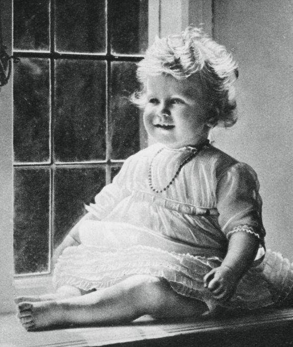 珍贵老照片:英国女王小时候的模样好可爱,婴儿时期就爱笑_伊丽莎白