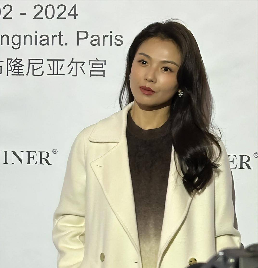 原创巴黎这一夜杨幂绝美动人钟楚曦蜂腰抢镜都不及吉娜发胖吸睛