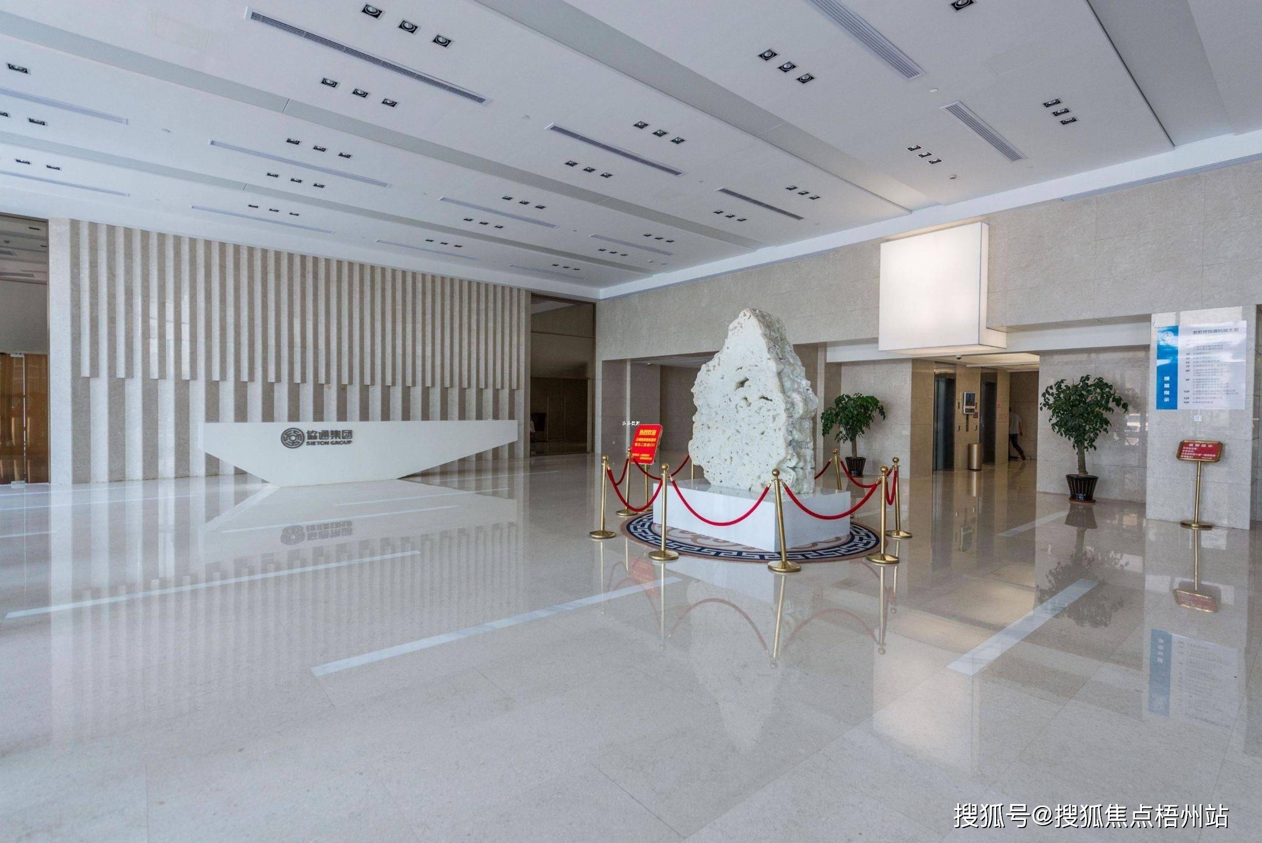 大厦介绍:竣工日期:2013年,地理位置:曹安公路4671号,层高:3.