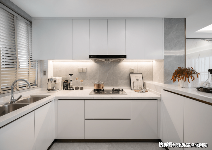 厨房是l型布局,有意思的是在侧边做了一个岛台,这个设计在约75㎡的