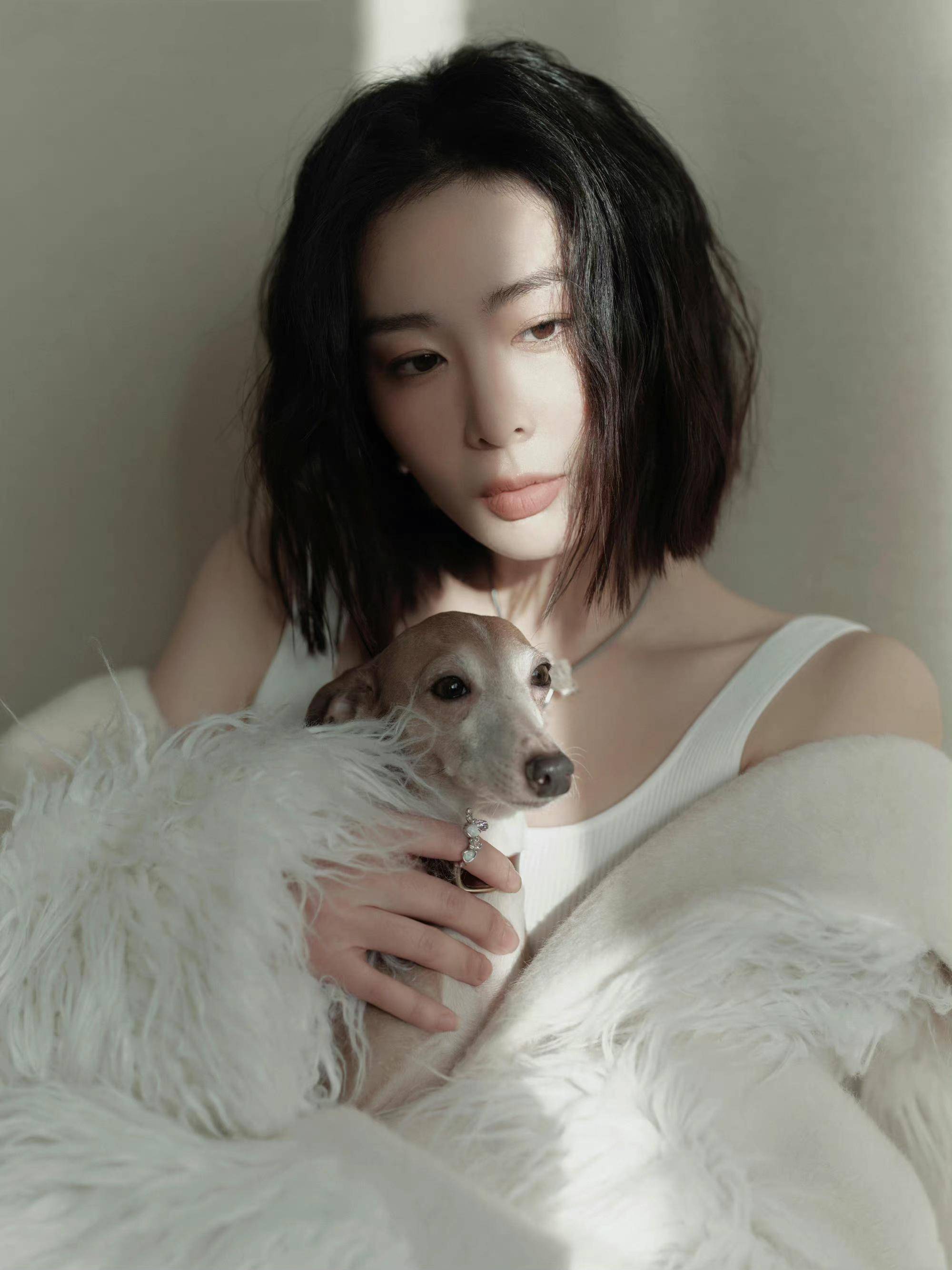 《狂飙》"大嫂"高叶一夜爆红,近日写真爆出 烈焰红唇尽显时尚_江苏省