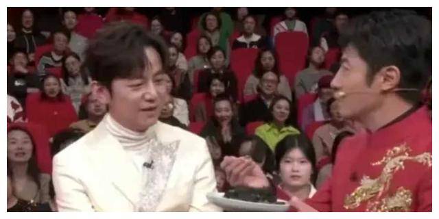 沙溢元宵妆容惊艳，何炅送撒贝宁特产，琵琶行小品笑料无限。-沙溢综艺节目有哪些2021